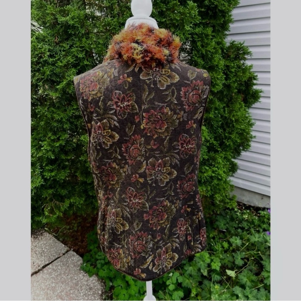 🇨🇦 Vintage quilted vest:Floral on Brown w/green, yellow, orange /Velvet Trim - Picture 3 of 16